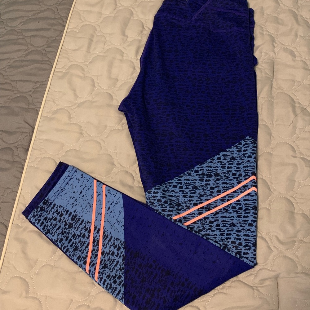 Athleta Asym Camo Sonar7/8  leggings size S